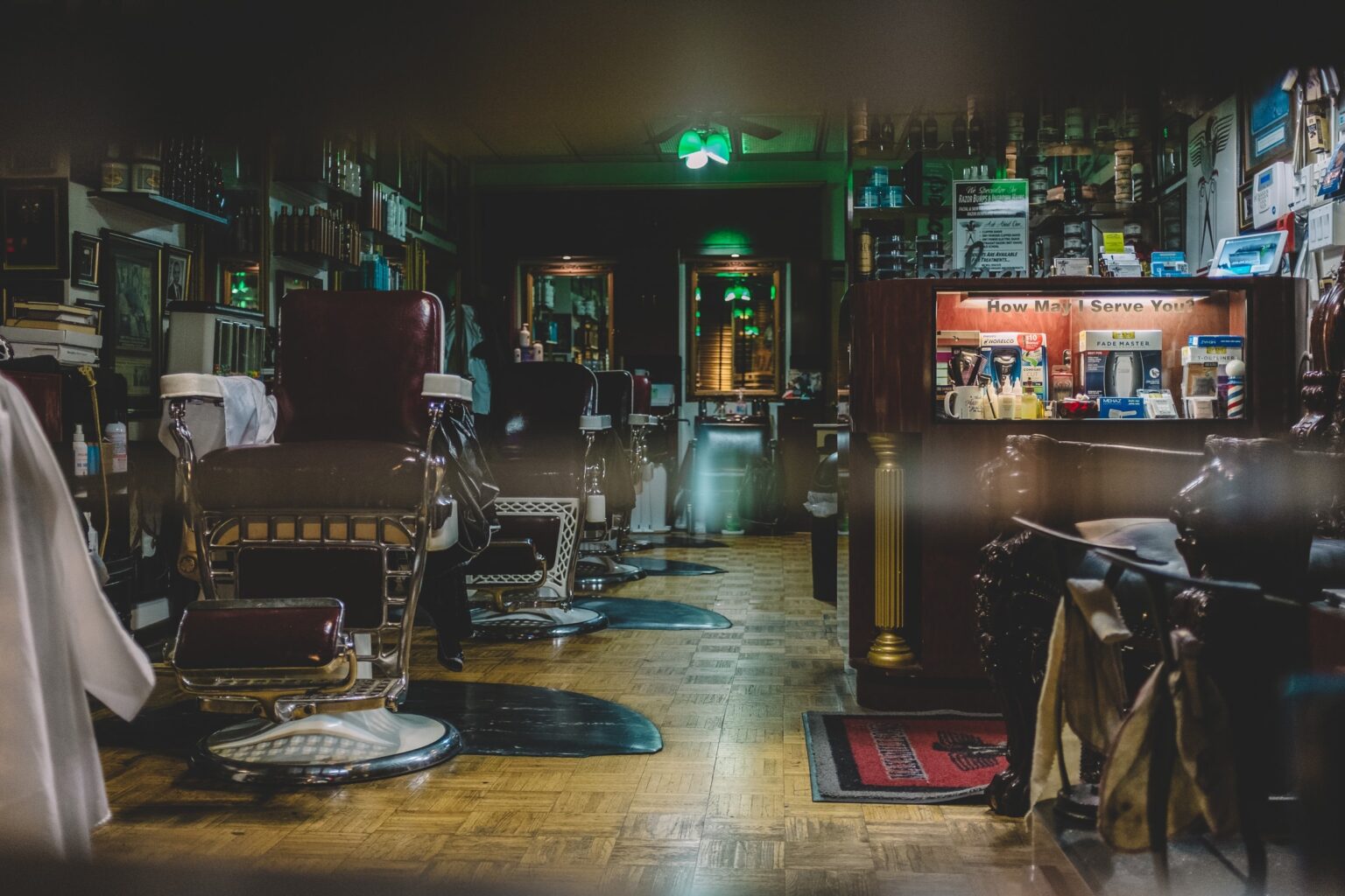 Salão da barbearia ao final de um dium dia intenso de trabalho